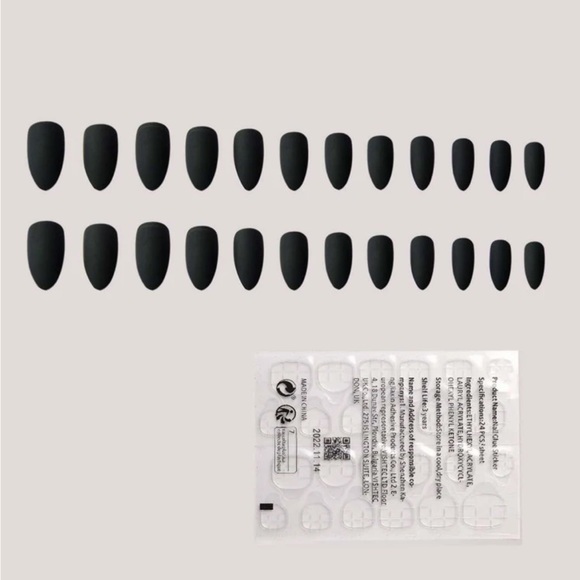 Black almond shaped press on nails - Picture 1 of 2